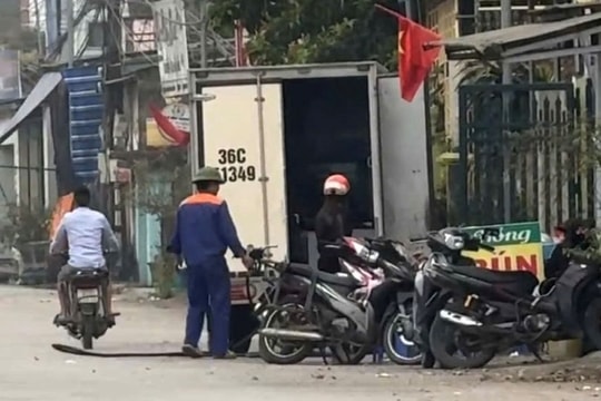 Lái xe ô tô bỏ chạy khi bị phát hiện bán xăng, dầu di động