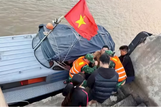 Kịp thời cứu hộ thuyền viên gặp nạn trên biển