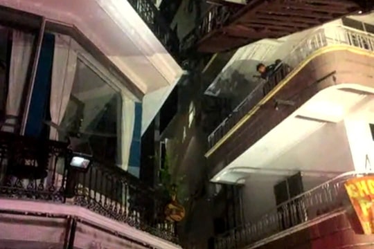 Cháy nhà 5 tầng đêm khuya, Cảnh sát cứu nhiều người mắc kẹt