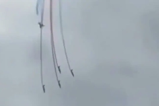 Pháp: Máy bay quân sự đâm nhau khi đang diễn tập