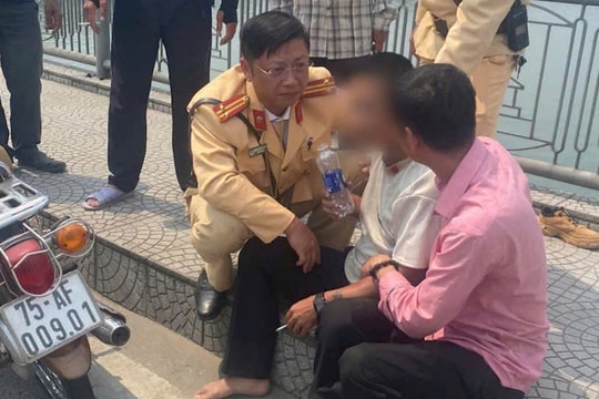 Kịp thời ngăn chặn nam thanh niên có ý định nhảy cầu tự tử