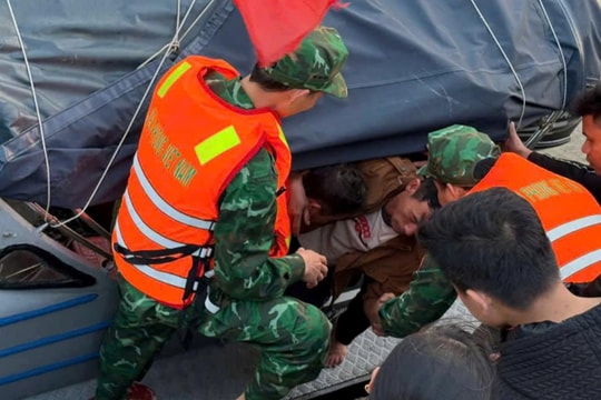 Thanh Hoá: Bộ đội Biên phòng kịp thời cứu hộ ngư dân gặp nạn trên biển