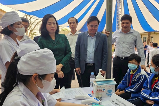 Bộ trưởng Y tế kiểm tra việc phòng chống dịch sởi tại Hải Phòng