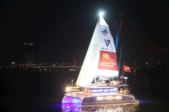 Đà Nẵng rực rỡ sắc màu diễu hành xe hoa, thuyền hoa chào mừng 50 năm ngày giải phóng