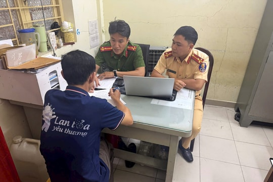 Phạt 4 người đàn ông đánh bóng bàn dưới lòng đường