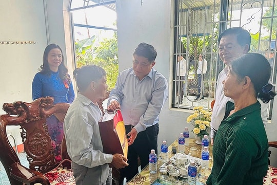 Phó Thủ tướng Nguyễn Chí Dũng tặng quà cho gia đình thương binh