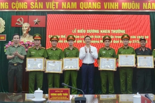 Bắc Ninh: Khen thưởng lực lượng giải cứu bé gái bị khống chế trên mái nhà