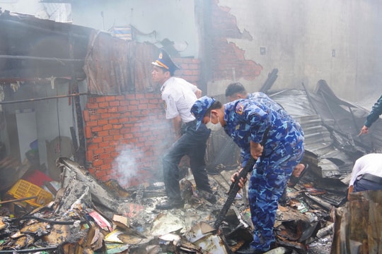 Hải đoàn 42 giúp người dân dập tắt đám cháy