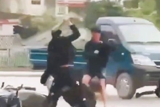 Công an vào cuộc vụ chém nhau trên phố