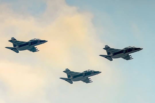 Người dân TP.HCM thích thú ngắm dàn tiêm kích nhào lộn trên bầu trời