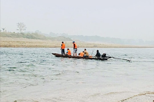 Nỗ lực tìm kiếm 2 học sinh mất tích trên sông Mã