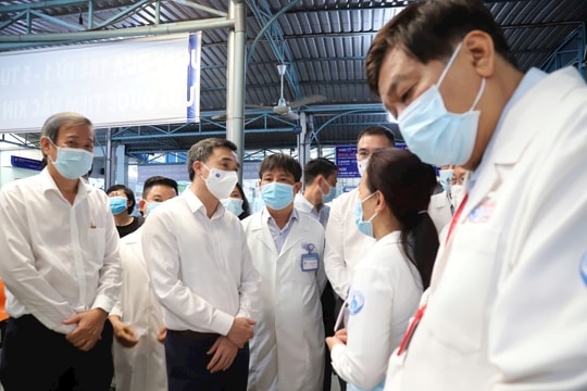 Thứ trưởng Bộ Y tế kiểm tra công tác phòng, chống dịch sởi ở TP.HCM