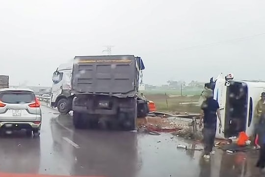 Xe chở giáo viên và học sinh gặp nạn trên cao tốc Nghi Sơn - Diễn Châu