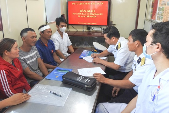 Hải quân đưa ngư dân bị nạn ở Trường Sa về với gia đình