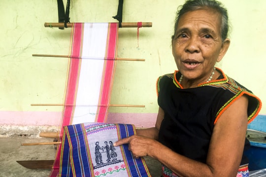 Người “kể chuyện” trên thổ cẩm ở làng Kon Kơ Tu