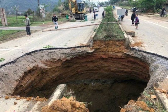 Xuất hiện hố sụt lớn trên Quốc lộ 3B