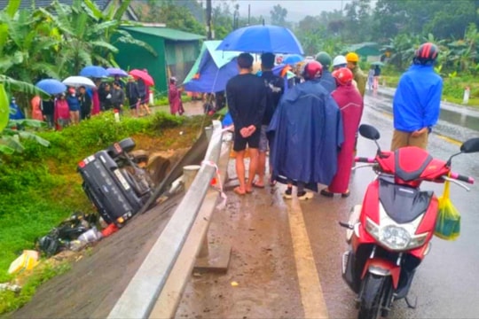 Va chạm với xe bán tải khiến 3 người thương vong