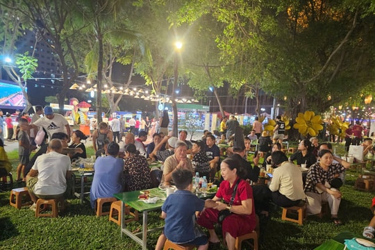 Người dân thích thú thưởng thức ẩm thực 3 miền giữa lòng TP.HCM