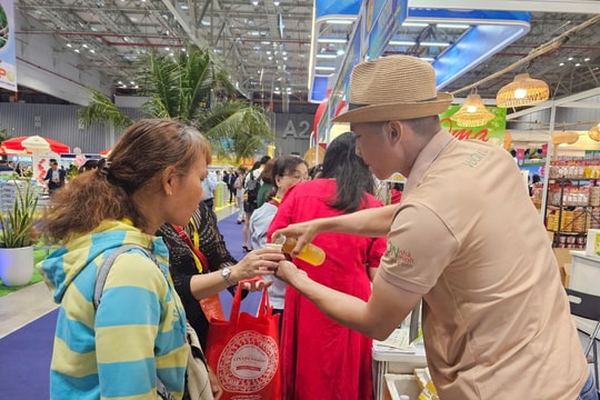 Hàng chục nghìn người đến tham quan hàng Việt Nam xuất khẩu