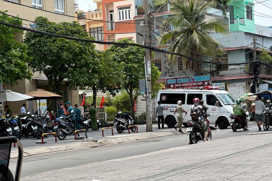 Sau tiếng động mạnh, bé trai nằm bất động ở sảnh chung cư