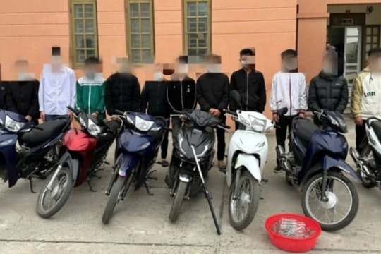 Bị khiêu khích, 12 đối tượng mang hung khí đi đánh nhau