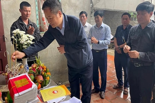 Thăm hỏi, động viên gia đình có học sinh bị đuối nước tử vong