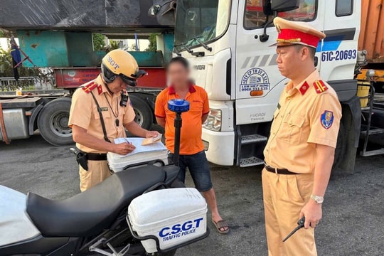 Phạt 19 tài xế container không thắt dây an toàn, dùng điện thoại khi lái xe