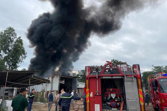 Cháy xưởng phế liệu ở Đà Nẵng