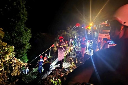 Lâm Đồng: Ô tô khách chở 36 người lao xuống vực, 1 người tử vong