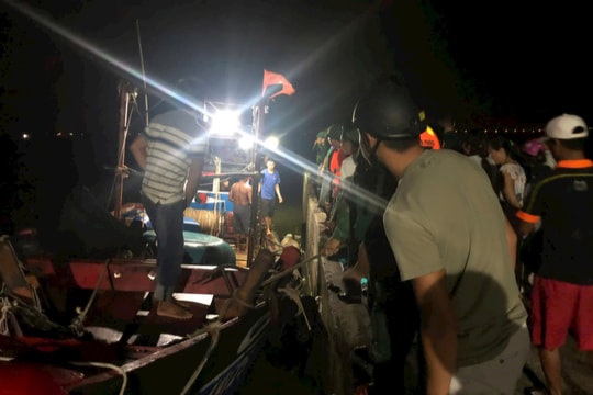 Tàu cá của ngư dân Huế gặp sự cố trên vùng biển Quảng Ngãi