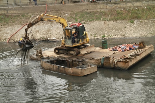 Cần mẫn ngày đêm "tái sinh" sông Tô Lịch