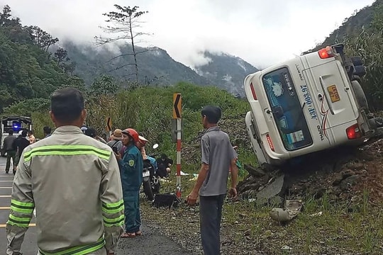 Lật xe khách trên đèo Khánh Lê, 25 hành khách hoảng loạn