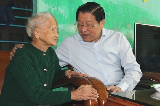 Trưởng Ban Nội chính Trung ương Phan Đình Trạc thăm gia đình chính sách tại Phú Yên
