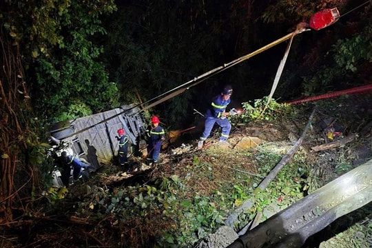 35 hành khách thoát chết khi xe rơi xuống vực