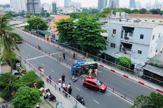 Xe tải lật ngang ở cầu chữ Y, giao thông ùn ứ