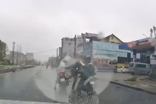 Thanh niên hành hung người đàn ông sau va chạm giao thông