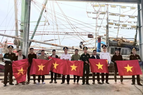 Đồn Biên phòng Triệu Vân tuyên truyền chống khai thác IUU cho ngư dân