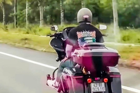 Buông cả hai tay khi điều khiển xe máy sẽ bị tịch thu phương tiện