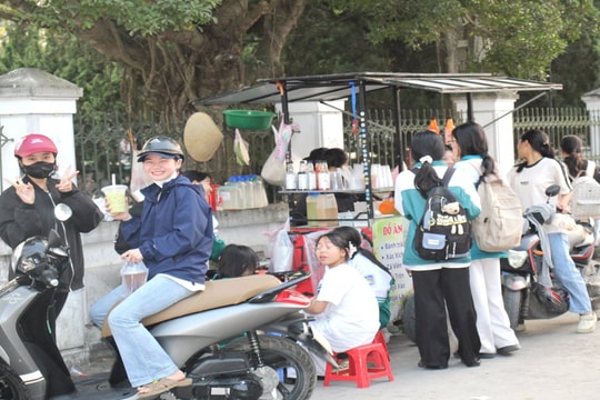 Thực phẩm "bẩn" bủa vây cổng trường: Ai sẽ bảo vệ học sinh?