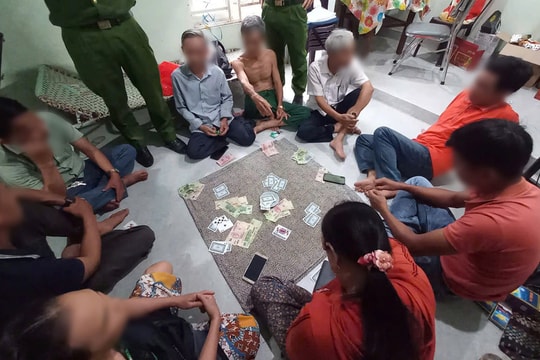 Bắt quả tang 9 con bạc đang sát phạt