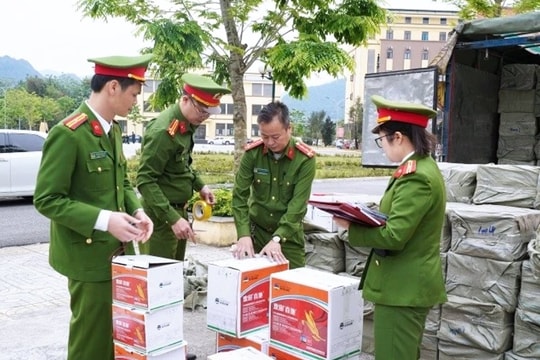 Xe tải chở 2,2 tấn thuốc trừ cỏ không rõ nguồn gốc