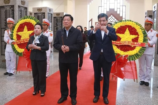 Trưởng Ban Nội chính Trung ương dâng hương tại Đài tưởng niệm Núi Nhạn