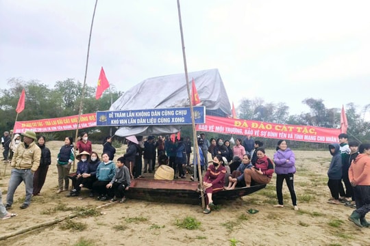 Người dân phản đối khai thác cát làm sạt lở bờ sông Lam