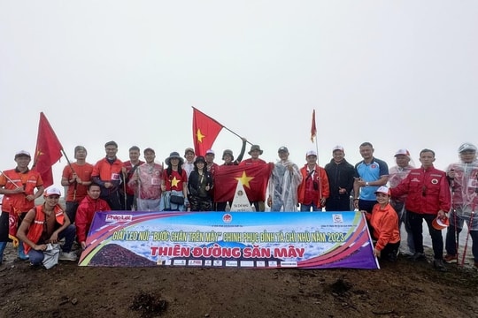 Hơn 100 phóng viên, nhà báo sẵn sàng chinh phục đỉnh Tà Xùa