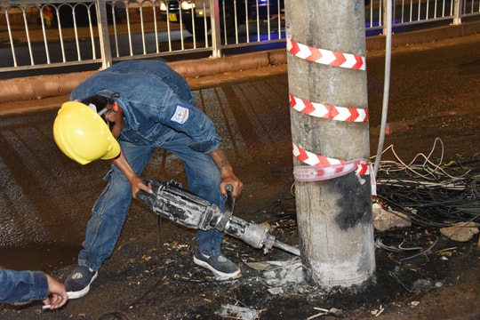 Trắng đêm dời trụ điện "án ngữ" trên tuyến đường ngàn tỷ ở TP.HCM