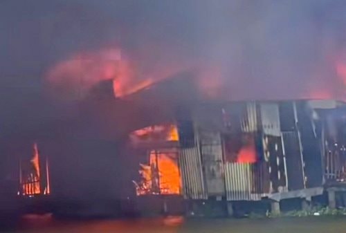 Cháy lớn thiêu rụi 6 căn nhà