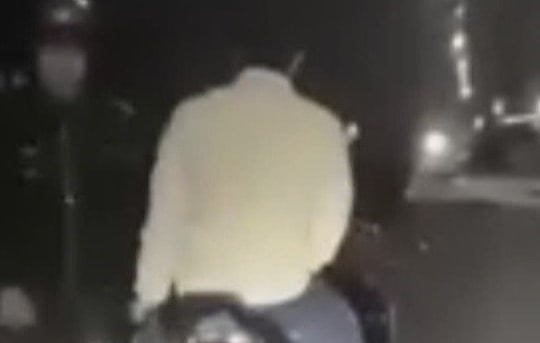 Nam thanh niên đi xe máy chở ba chặn đầu taxi đập phá, đe dọa