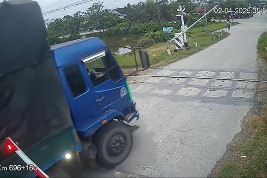 Xử lý tài xế xe tải tông chắn đường sắt khi tàu đang đến