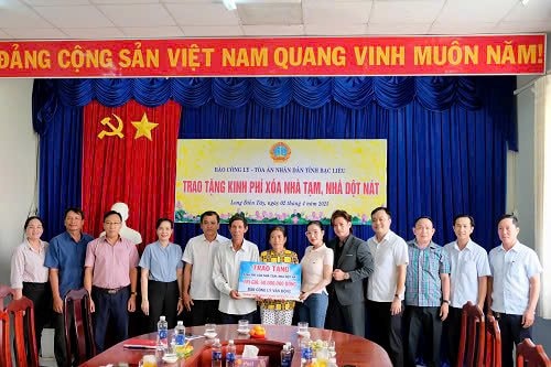 Báo Công lý trao tặng kinh phí xóa nhà tạm, nhà dột nát tại tỉnh Bạc Liêu và Sóc Trăng