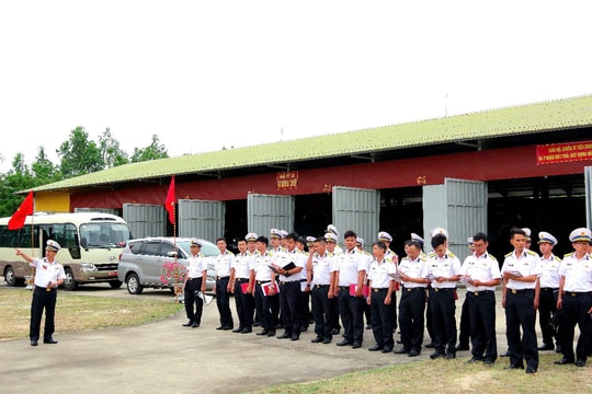 Tiểu đoàn 5 tham quan mô hình điểm sắp xếp kho hậu cần - kỹ thuật